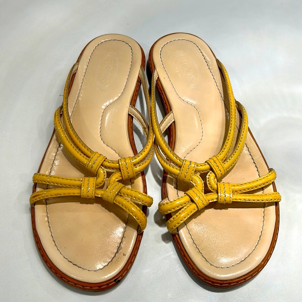 Tods sandal in paten leather. Cross strap